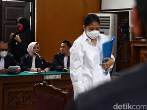 Tangis Putri Candrawathi Merasa Difitnah dan Dianggap Wanita Tua Mengada-ada