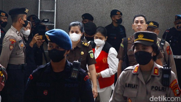 Istri mantan Kadiv Propam Polri Ferdy Sambo, Putri Candrawathi, membacakan nota pembelaan atau pleidoi. Begini momennya.