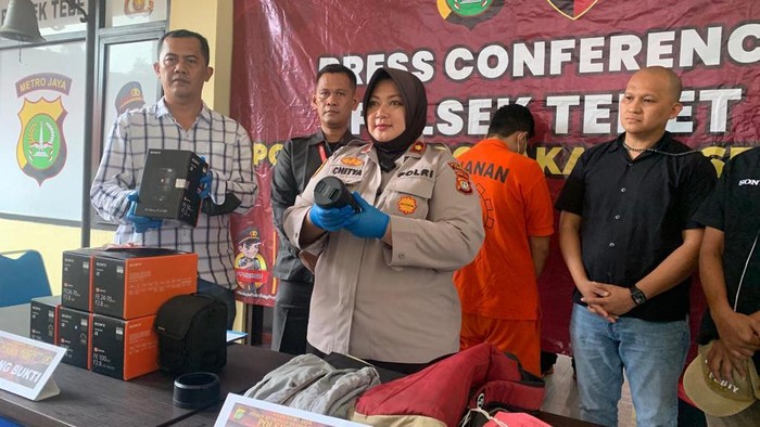 Polisi menangkap pria berinisial PS (30) pencuri kamera dan lensa di mal di kawasan Tebet, Jakarta Selatan (Jaksel). PS membawa kabur 28 unit kamera dan lensa yang nilainya mencapai ratusan juta rupiah.