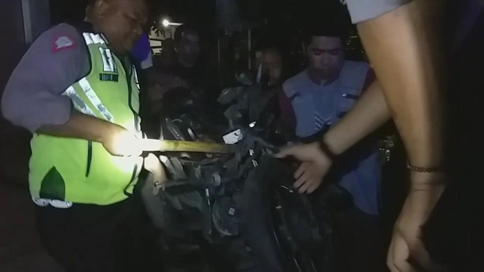 Motor jambret yang tewas tertabrak truk di Pasuruan dievakuasi