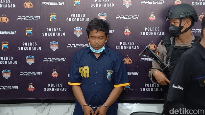 Nanang Tri Hartanto, pelaku pembunuhan siswi SMP di Sukoharjo saat dihadirkan dalam pers rilis Polres Sukoharjo, Rabu (25/1/2023).