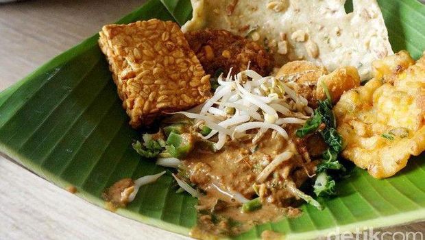Di Jawa Timur, nasi pecel identik dengan menu sarapan. Namun tidak dengan Nasi Pecel Mbak Toety. Sebeb nasi pecel yang satu ini baru buka saat menjelang petang.