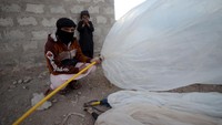 Alhasil, masyarakat setempat menggunakan caranya sendiri, yaitu mengeluarkan gas dari jalur suplai utama dengan selang, alih-alih mengebor dengan benar, dan kemudian mengisi kantong plastik seperti balon helium untuk mengangkutnya dari ladang untuk digunakan memasak di rumah.  