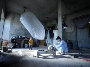 Ngeri, Warga Pakistan Nekat Bawa Gas Alam Pakai Kantong Plastik