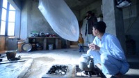 Sekilas, orang luar yang melihat balon-balon ini mungkin membayangkannya seperti balon mainan anak-anak. Tetapi kenyataannya balon-balon itu adalah kantong besar berisi bahan bakar untuk orang-orang memasak.  