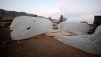 Dibutuhkan waktu 20 menit untuk mengisi satu kantong plastik besar, yang bertahan selama 2-3 jam.  