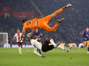 Kiper Terbang Makan Korban, Seruduk Lawan sampai Cedera
