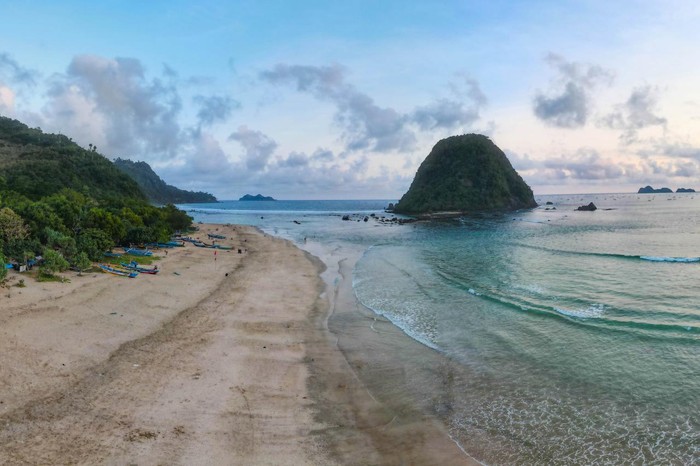 Pantai Pulau Merah merupakan salah satu ikon pariwisata Banyuwangi. Pantai ini menarik untuk bersantai hingga menjajal olahraga menantang.