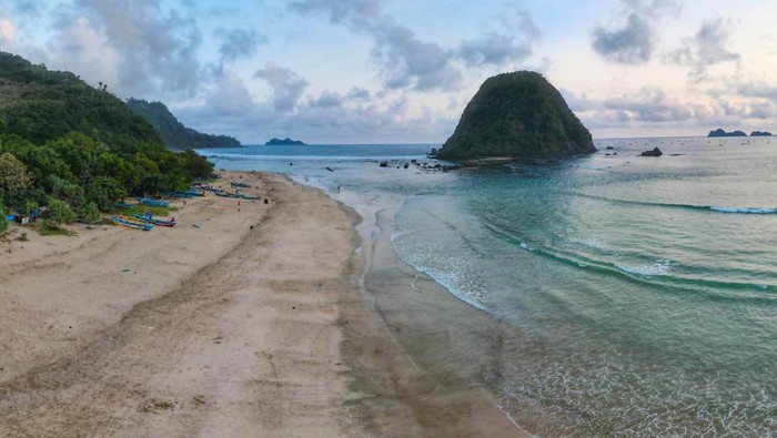 Pantai Pulau Merah merupakan salah satu ikon pariwisata Banyuwangi. Pantai ini menarik untuk bersantai hingga menjajal olahraga menantang.