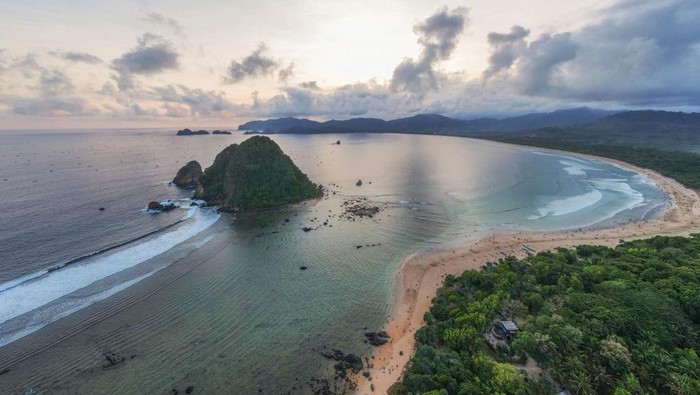 Pantai Pulau Merah merupakan salah satu ikon pariwisata Banyuwangi. Pantai ini menarik untuk bersantai hingga menjajal olahraga menantang.