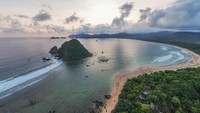 5 Fakta Pantai Pulau Merah, Surga Peselancar di Timur Pulau Jawa