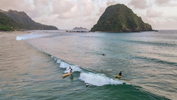Pantai Pulau Merah merupakan salah satu ikon pariwisata Banyuwangi. Pantai ini menarik untuk bersantai hingga menjajal olahraga menantang.
