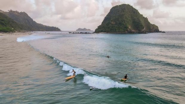 Pantai Pulau Merah merupakan salah satu ikon pariwisata Banyuwangi. Pantai ini menarik untuk bersantai hingga menjajal olahraga menantang.