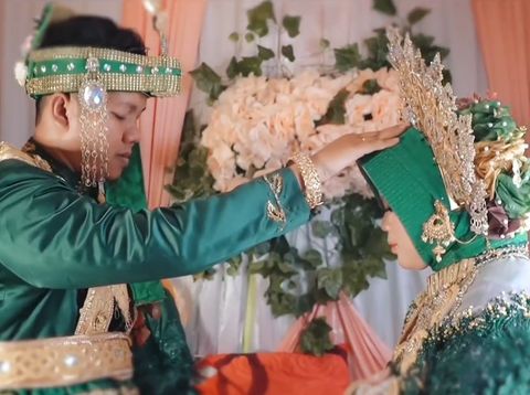 Pasangan pengantin Nur Fadhilah dan Rahmat Hidayat viral di media sosial.