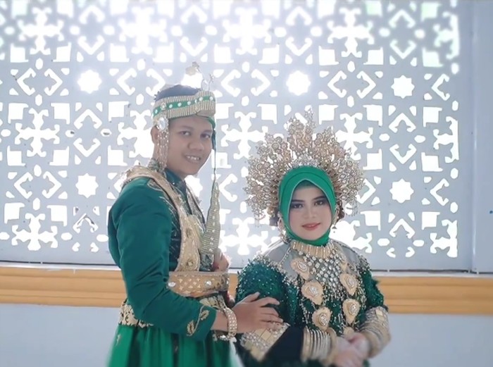 Pasangan pengantin Nur Fadhilah dan Rahmat Hidayat viral di media sosial. Pasangan pengantin Nur Fadhilah dan Rahmat Hidayat viral di media sosial.