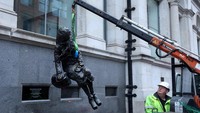 Patung Eleanor Rigby rusak akibat cuaca dingin baru-baru ini.