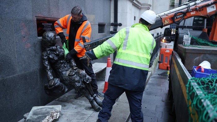 A worker uses tools to remove a statue of Eleanor Rigby, a character immortalised in a Beatles song of the same name after it was damaged in recent cold weather in Liverpool, Britain, January 24, 2023. REUTERS/Phil Noble
