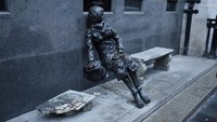 Pekerja memindahkan patung Eleanor Rigby untuk diperbaiki di Liverpool, Inggris, Selasa (24/1/2023). 