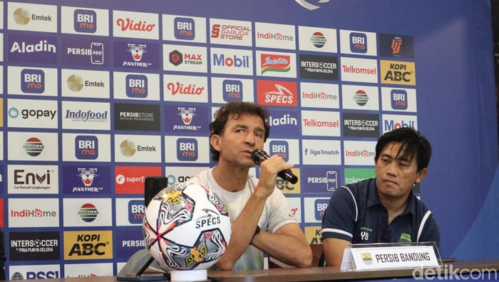 Pelatih Persib Bandung Luis Milla dalam konferesi press pre match Persib vs Borneo FC di Bandung, Rabu (25/1/2023)