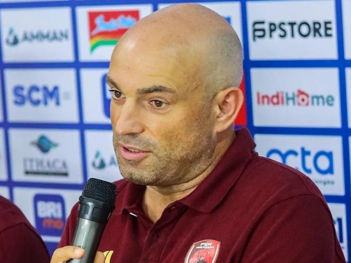 Pelatih PSM Makassar Bernardo Tavares pada sesi konferensi pers jelang laga melawan Persija Jakarta di Liga 1.
