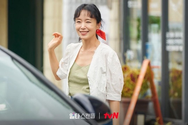 Pemain utama Crash Course in Romance itu dinilai tak pantas memerankan karakter Nam Haeng Seon. Mengingat usianya kini 50 tahun namun dia harus berakting sebagai wanita 30-an. Foto: Dok. tvN