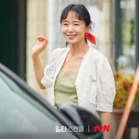 Pemain utama Crash Course in Romance itu dinilai tak pantas memerankan karakter Nam Haeng Seon. Mengingat usianya kini 50 tahun namun dia harus berakting sebagai wanita 30-an. Foto: Dok. tvN