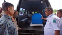 Penjabat Wali Kota Sorong George Yarangga (kedua kanan) melepas jenazah korban isu penculikan anak di kargo bandara DEO Kota Sorong, Papua Barat Daya, Rabu (25/1/2023).