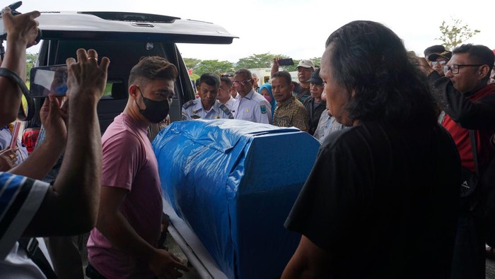 Pemkot Sorong Lepas Jenazah Korban Isu Penculikan Anak ke Kampung Halaman Petugas mengangkat peti jenazah korban isu penculikan anak di kargo bandara DEO Kota Sorong, Papua Barat Daya, Rabu (25/1/2023). Pemerintah Kota Sorong melepas jenazah dan memberikan santunan kepada keluarga korban perempuan yang dibakar warga akibat isu penculikan anak menuju Kota Bau-Bau, Sulawesi Tenggara.
