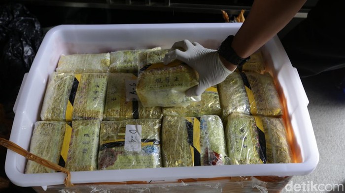 Bareskrim Polri mengamankan narkotika jenis sabu seberat 149 kilogram (kg) yang berasal dari jaringan Malaysia-Aceh. Operasi tersebut turut mengamankan enam orang tersangka, Rabu (25/1/2023).