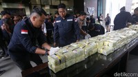 Polri mengungkap narkotika yang diselundupkan dari Malaysia, dikemas dalam kemasan teh China.