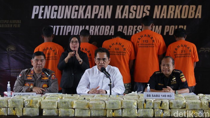 Bareskrim Polri mengamankan narkotika jenis sabu seberat 149 kilogram (kg) yang berasal dari jaringan Malaysia-Aceh. Operasi tersebut turut mengamankan enam orang tersangka, Rabu (25/1/2023).