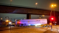 Tampak badan pesawat yang diangkut melewati sebuah terowongan di jalanan Hamburg.