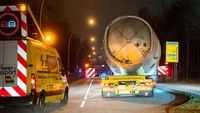 Dalam perjalanan, truk yang mengangkut badan pesawat tersebut juga dikawal oleh mobil dari belakang.