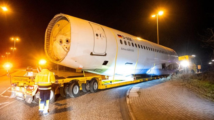 Bagian pesawat bekas Airbus dibawa ke pusat penelitian penerbangan terapan (ZAL) menggunakan mobil truk. Begini penampakannya.