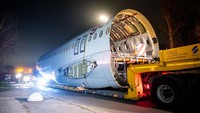 Penampakan bagian badan pesawat pesawat terbang Airbus daingkut menggunakan mobil truk di Hamburg, Jerman.