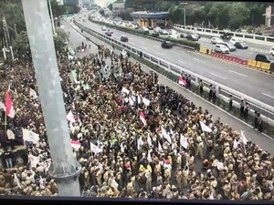 Penampakan Perangkat Desa Demo Penuhi Jalan Gatot Subroto Depan DPR