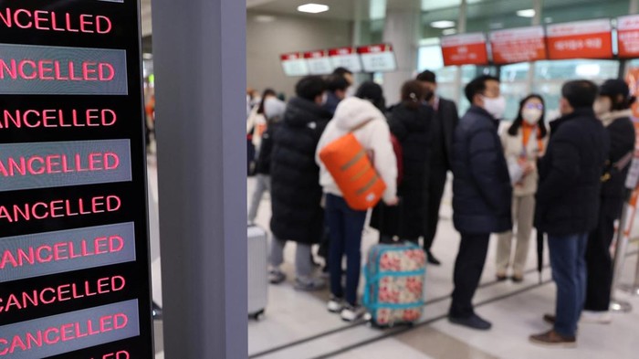 Penerbangan di Pulau Jeju Dibatalkan Gegara Badai Salju Passengers make their way through a heavy snow to a railway station in Gwangju, South Korea, January 24, 2023. Yonhap via REUTERS ATTENTION EDITORS - THIS IMAGE HAS BEEN SUPPLIED BY A THIRD PARTY. SOUTH KOREA OUT. NO RESALES. NO ARCHIVE.