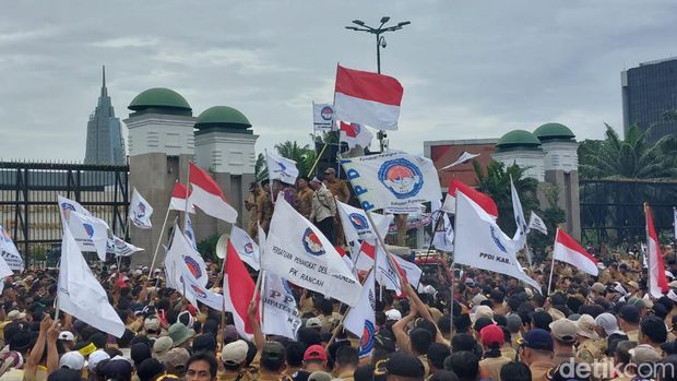 Perangkat desa se-Indonesia demo di depan DPR