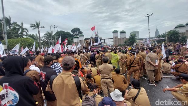 Perangkat desa se-Indonesia demo di depan DPR