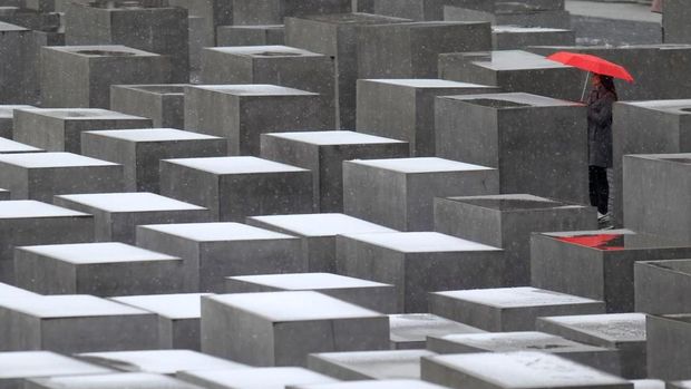 Peringatan Hari Holocaust Internasional jatuh pada tanggal 27 Januari. Hari Holocaust Internasional untuk mengenang korban genosida kelompok Yahudi oleh Nazi.