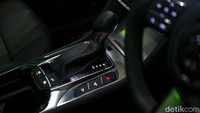 SUV terbaru dari MG ini tersedia dalam tiga pilihan tipe, yakni Activate, Ignite, dan Magnify i-SMART. Untuk harganya, New MG HS dijual mulai dari Rp 455,8 juta.