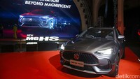 Setelah tiga tahun sejak HS pertama kali meluncur ke Tanah Air, merek mobil asal Inggris ini akhirnya memberikan penyegaran atau facelift kepada SUV bongsor mereka. MG juga pastikan hadirnya SUV New HS ini akan diplot untuk menantang Wuling Almaz hingga Honda CR-V ini, dijual mulai dari Rp 455,8 juta.