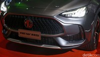 Fasia depannya kini tampak ikonik berkat model Digital Flaming Grille. Selain itu, New MG HS juga mengusung desain lampu utama yang full LED dengan projector serta model lampu sein yang baru.