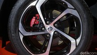 MG HS terbaru ini juga membawa desain pelek baru yang mereka sebut dengan Rotating Tomahawk Alloy Wheels. Pelek berukuran 17 inci untuk tipe Activate serta 18 inci untuk tipe Ignite dan Magnify i-SMART ini, dikawal oleh kaliper rem berwarna merah yang tampil sporty.
