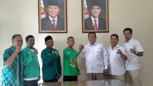 Ketua DPC Partai Gerindra Tabanan, I Putu Gede Juliastrawan (tiga dari kanan), saat melakukan pertemuan dengan Ketua DPC PKB Tabanan, Muhrodi, dan jajaran pengurus lainnya, Rabu (25/1/2023).