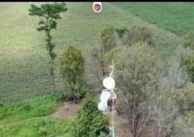 Petugas Pos Pengamat Gunung Api (PPGA) Raung di Pos Songgon melakukan perbaikan alat pemantau