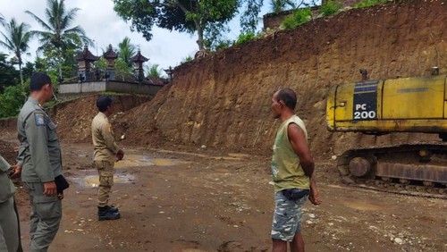Petugas Satpol PP Jembrana saat melakukam sidak galian C di Banjar Ketiman Kaja, Desa Manistutu, Kecamatan Melaya, Kabupaten Jembrana, Bali, Rabu (25/1/2023).