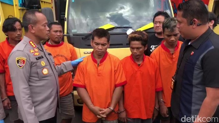 Polisi saat menginterogasi salah satu dari ke enam tersangka. (Prima Syahbana/detikSumut)
