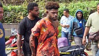 Ada juga berita dari tanah Papua. Tapi kali ini bukan dari sang Gubernur Papua. Polisi menangkap IZ alias FY (26), pria yang diduga membakar hidup-hidup seorang wanita di Kota Sorong, Papua Barat Daya, hingga tewas mengenaskan. Korban sempat dipaksa setengah bugil dan diarak warga karena dituduh sebagai penculik anak. Tapi semua itu tidak benar dan tak terbukti. Duh,... (ANTARA FOTO/Olha Mulalinda)  