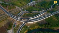 Kemudian peningkatan konektivitas jalan bebas hambatan atau jalan tol sepanjang 6,49 km, peningkatan aksesibilitas flyover/underpass/terowongan sepanjang 2.165,86 meter, preservasi rutin jalan dan jembatan nasional serta revitalisasi drainase dan jembatan gantung, dan dukungan manajemen.   